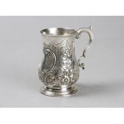 Старинная серебряная кружка в барочном стиле. Англия, Лондон, 1800 год ...