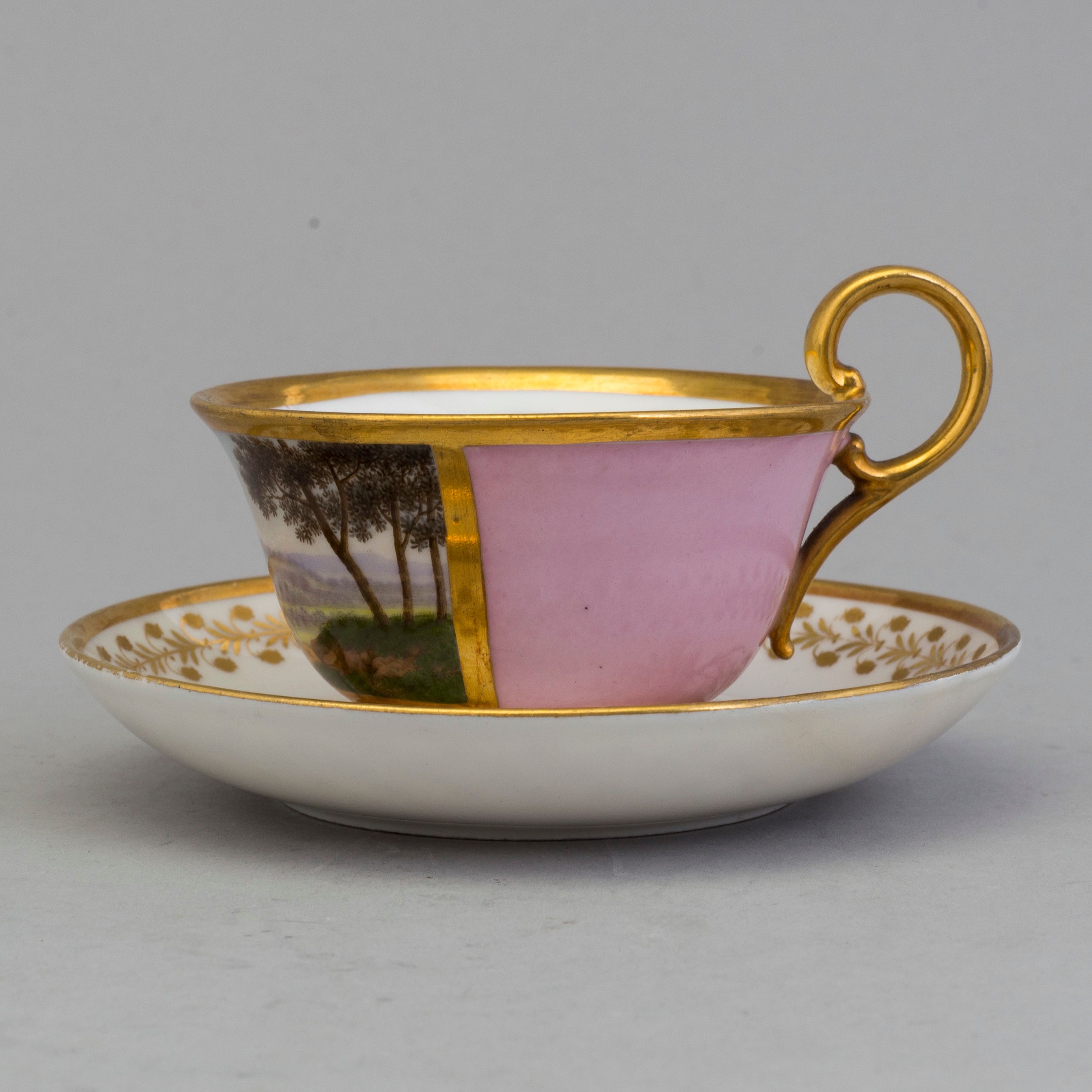 Фарфоровая чашка на блюдце. Европа, начало 19 века. Высота/диаметр ...