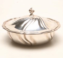 Серебряное блюдо с крышкой. Изделие было ввезено в Швецию в 1915 году ...