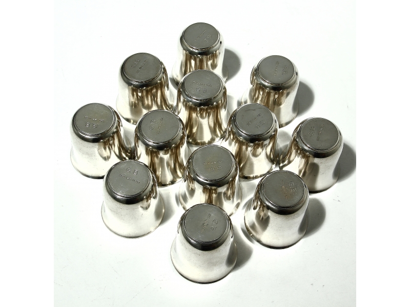 Комплект серебряных стопок на 12 персон. Высота - 4см, диаметр верха ...