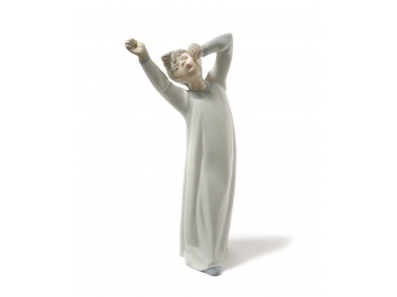 Фарфоровая статуэтка "Зевающий мальчик". Lladro - SilverRoom.ru