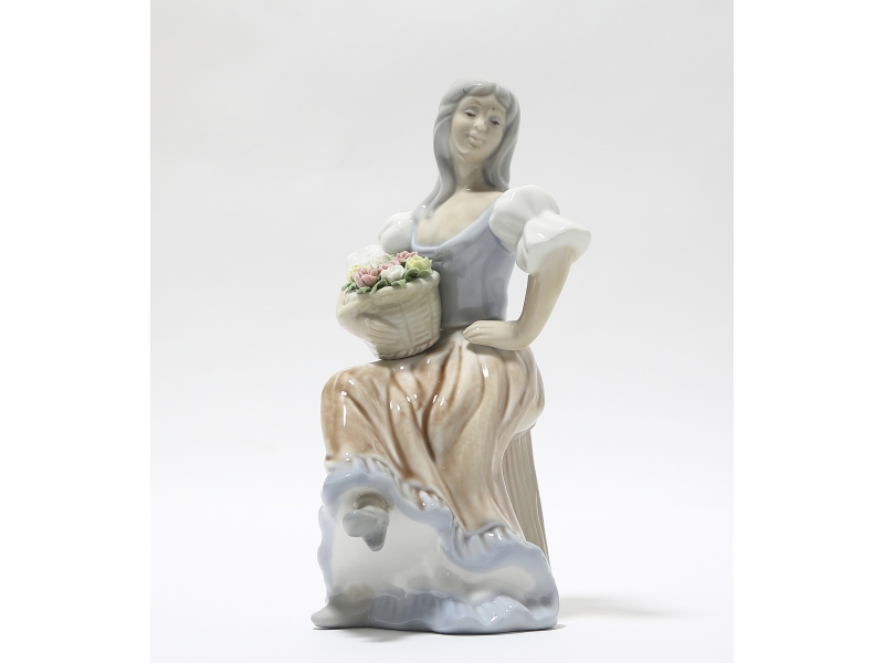 Статуэтка девушка в шляпе царизм слоновая кость. Шпис фарфор. Фарфоровая статуэтка девушки частные заводы россии 19в. Фарфоровая статуэтка девушка с караваем. Альтос ваза купальщицы греция.