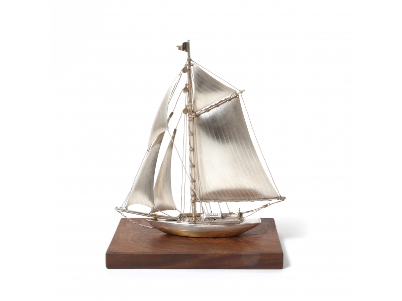 Парусник серебро. Серебряный сувенир корабль. Серебряная фигурка парусник. Корабль жемчуг. Модель корабля из костей.